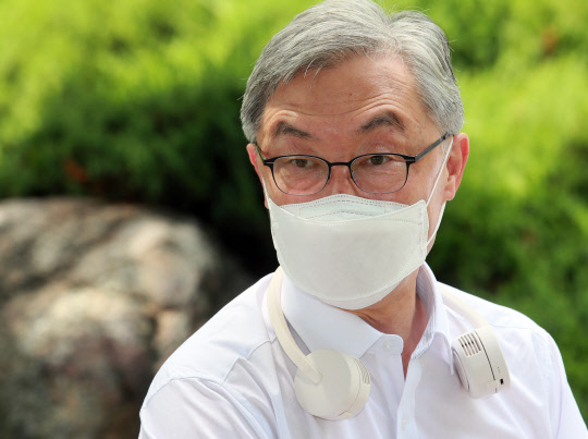 지난 7월20일 최재형 전 감사원장이 20일 오전 서울 여의도 국회 의원회관 앞에서 국민의힘 대변인단과 간담회를 갖고 있다.